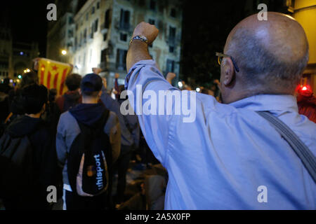 Barcelona Demonstrationen independantists nach dem Satz von Spanien Gericht halten im Gefängnis der Katalanischen Politik im Gefängnis seit 2017 Stockfoto