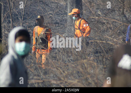 Gowa, Indonesien, 23. Okt 2019. Freiwillige monitor Wald aussterben Bemühungen auf dem Berg Bawakaraeng, der auf Feuer. Die Waldbrände auf dem Berg Bawakaraeng seit Sonntag, 20. Oktober 2019 stattgefunden haben, und bis Oktober kann jetzt nicht gelöscht werden, obwohl ein gemeinsames Team der Site bereitgestellt wurde. Credit: Herwin Bahar/Alamy leben Nachrichten Stockfoto