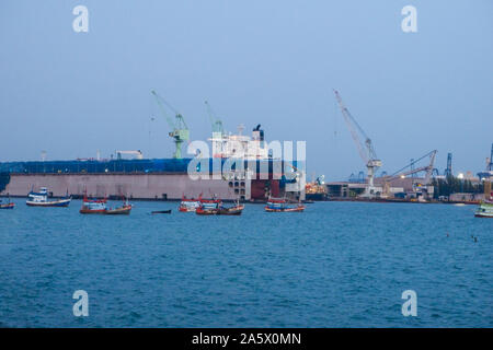 Blick auf die Werft, Werft, Kran, Gantry und Cargo Schiff im Hafen geparkt Stockfoto