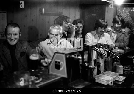 Derry in Nordirland Londonderry. 1979. Katholische Männer Mittag Trinker in der Sports Bar Derry Stadtzentrum. 1970 s HOMER SYKES Stockfoto