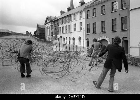 Derry in Nordirland Londonderry. 1979. Stacheldraht ist von der Spitze der alten Stadtmauer von lokalen Gemeinschaft entfernt. Die Unruhen 1970 s UK HOMER SYKES Stockfoto