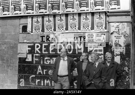 Derry Londonderry in Nordirland 1979. Die Unruhen der 70er Jahre arbeitslose Männer Stadtzentrum, die Zeit zu stehen unter Wandposter für Long Kesh H Block Freiheitskämpfer sind keine Verbrecher an der Wand geschrieben. 70 s UK HOMER SYKES Stockfoto