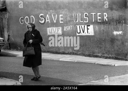Londonderry Nordirland Derry The Troubles 1970s UK. Ulster Volunteer Force (UVF) politische Graffiti an der Wand. God Save Ulster Senior Woman protestant Housing Area of Londonderry 1979 HOMER SYKES Stockfoto