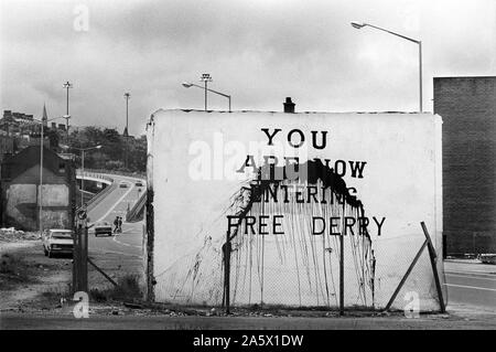 Die Mühen Derry in Nordirland Londonderry. 1979. Sie sind nun "Free Derry Wandbild an der Giebelseite des Hauses gemalt jetzt zerstört Wissen als Free Derry Ecke, an der Kreuzung von Fahan Straße & Rossville Street entfernt. 1970 s UK HOMER SYKES Stockfoto