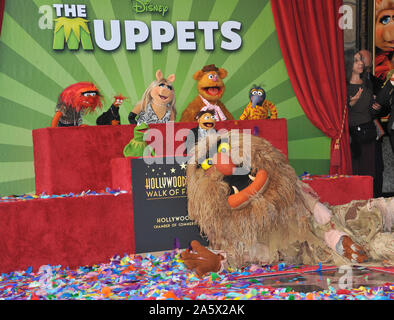 LOS ANGELES, Ca. März 20, 2012: Die Muppets auf dem Hollywood Boulevard, wo Sie mit der 2,466 th Stern auf dem Hollywood Walk of Fame geehrt wurden. © 2012 Paul Smith/Featureflash Stockfoto