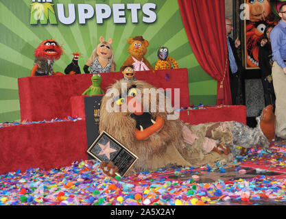 LOS ANGELES, Ca. März 20, 2012: Die Muppets auf dem Hollywood Boulevard, wo Sie mit der 2,466 th Stern auf dem Hollywood Walk of Fame geehrt wurden. © 2012 Paul Smith/Featureflash Stockfoto