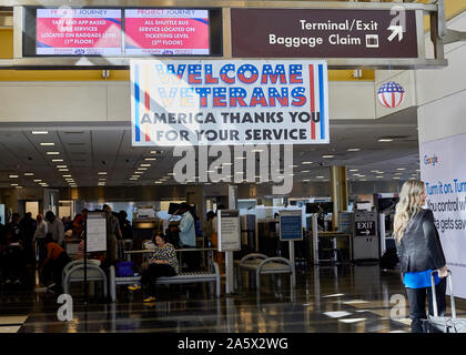 Arlington, VA, USA - 21. September 2019: auf Ronald Reagan National Airlines Terminal Zeichen der Ankunft des zweiten Weltkriegs Veteranen Ehren Stockfoto