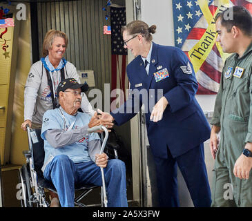 Arlington, VA, USA - 21. September 2019: WWII Veterane angekommen ein American Airlines Ehre Flug bei Ronald Reagan National Airport. Sie sind Gree Stockfoto