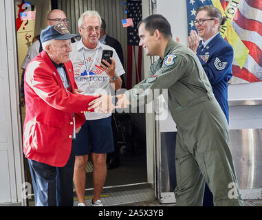 Arlington, VA, USA - 21. September 2019: WWII Veterane angekommen ein American Airlines Ehre Flug bei Ronald Reagan National Airport. Sie sind Gree Stockfoto