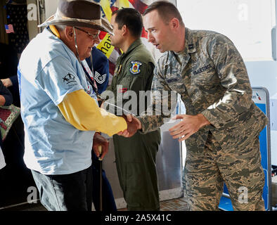 Arlington, VA, USA - 21. September 2019: WWII Veterane angekommen ein American Airlines Ehre Flug bei Ronald Reagan National Airport. Sie sind Gree Stockfoto