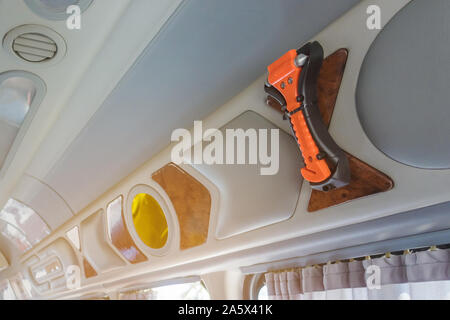 Orange Sicherheitsglas hammer Montage in der Nähe der Fenster Glas und Vorhang auf der Van für den Einsatz des Glases bei Unfall zu brechen. Stockfoto