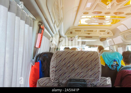 Orange Sicherheitsglas hammer Montage in der Nähe der Fenster Glas und Vorhang auf der Van für den Einsatz des Glases bei Unfall zu brechen. Stockfoto