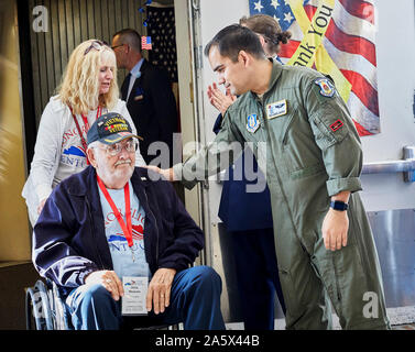 Arlington, VA, USA - 21. September 2019: WWII Veterane angekommen ein American Airlines Ehre Flug bei Ronald Reagan National Airport. Sie sind Gree Stockfoto