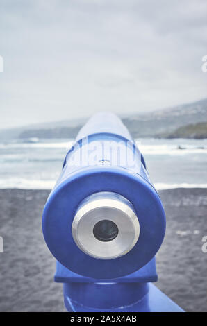 Teleskop zeigt auf den Horizont auf einem vulkanischen Strand, selektiver Fokus, Farbe Tonen angewendet, Teneriffa, Spanien. Stockfoto