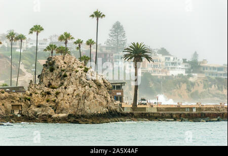 Anzeigen von Corona Del Mar in Newport Beach, Kalifornien über die Newport Harbor Kanal aus der Keil, einer weltberühmten Surf spot auf Balboa Island. (USA) Stockfoto