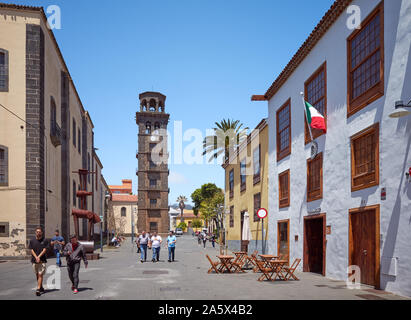 San Cristobal de La Laguna, Teneriffa, Spanien - 29. April 2019: Wenige Menschen auf einer Straße von La Laguna die Altstadt mit dem Turm der Kirche des Immacul Stockfoto