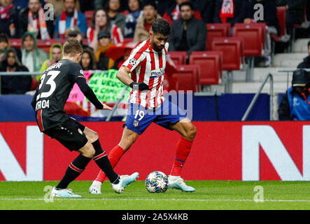 Madrid, Spanien. 22 Okt, 2019. Atletico de Madrid Diego Costa und Bayern 04 die Leverkusen Mitchell Weiser sind in Aktion während der UEFA Champions League Spiel zwischen Atlético de Madrid und Bayern 04 Leverkusen an der Wanda Metropolitano in Madrid gesehen. (Endstand; Atletico de Madrid 1:0 Fc Bayern 04 Leverkusen) Credit: SOPA Images Limited/Alamy leben Nachrichten Stockfoto