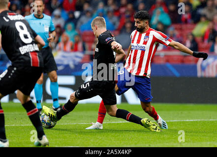 Madrid, Spanien. 22 Okt, 2019. Atletico de Madrid Diego Costa und Bayern 04 die Leverkusen Sven Bender in Aktion während der UEFA Champions League Spiel zwischen Atlético de Madrid und Bayern 04 Leverkusen an der Wanda Metropolitano in Madrid gesehen. (Endstand; Atletico de Madrid 1:0 Fc Bayern 04 Leverkusen) Credit: SOPA Images Limited/Alamy leben Nachrichten Stockfoto