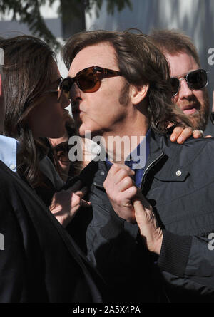 LOS ANGELES, Ca. Februar 09, 2012: Sir Paul McCartney & Frau Nancy Shevell auf Vine Street, außerhalb von Capitol Records, wo er mit dem 2.460 th Stern auf dem Hollywood Walk of Fame geehrt wurde. © 2012 Paul Smith/Featureflash Stockfoto