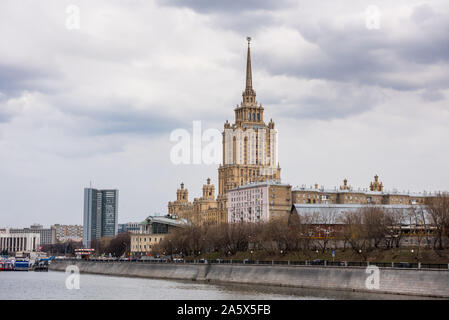 Hotel Ukraina, oder Radisson Royal Hotel, am Ufer der Moskwa, in Moskau, Russland. Einer der berühmten sieben Gebäude in Moskau, die als bekannt sind. Stockfoto