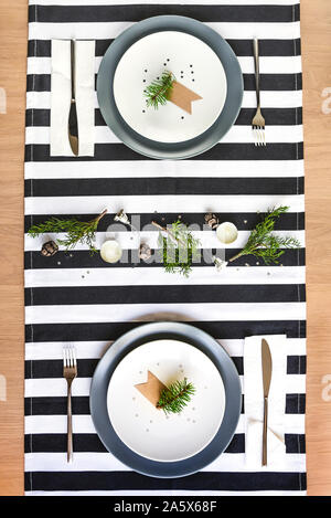 Blick von oben auf die Weihnachten Tisch für Zwei. Stockfoto