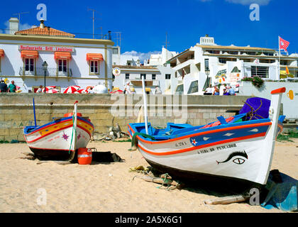 Fischerboot am Strand von Albufeira - Algarve - Portugal Stockfoto