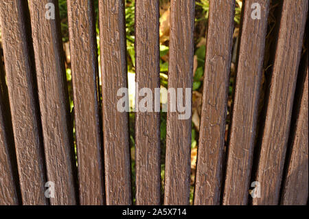 Die Oberfläche der nagelte Bretter in Braun lackiert. Hintergrundbild Stockfoto