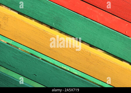 Die Oberfläche der nagelte Bretter in Grün, Gelb und Rot lackiert. Hintergrundbild Stockfoto