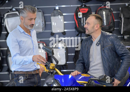 Ein Motorrad Dealership in Store Stockfoto