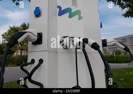 Bild von Ladegerät, Docking Station für die elektrischen Fahrzeuge im Dorf von Manno, Tessin - Schweiz Stockfoto