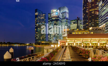 Singapur-04 APR 2018: Singapur Marina Bay Das Fullerton Spaziergang bei Nacht Stockfoto