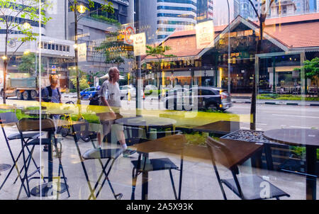 Singapur-14 APR: Mann zu Fuß auf Lau Pa Sat Food Market Street Stockfoto