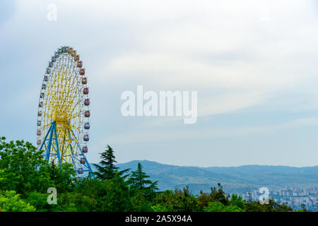 Großes Riesenrad (Ferris) auf dem Berg Mtazminda in Tiflis, der Hauptstadt Georgiens Stockfoto