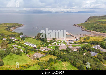 Ein Luftbild von Kells Bay und Kells Strand, mit seinem kleinen Hafen, am Ring of Kerry im County Kerry, Irland. Stockfoto