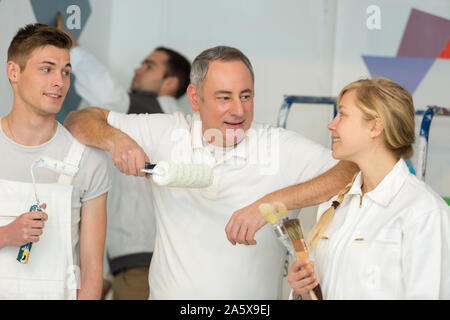 Casual Business Team über Color Chart diskutieren Stockfoto
