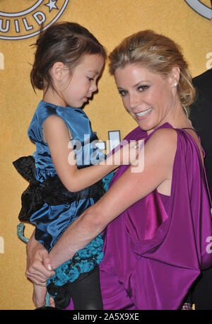 LOS ANGELES, Ca. Januar 29, 2012: Julie Bowen & Aubrey Anderson-Emmons auf dem 17. jährlichen Screen Actors Guild Awards im Shrine Auditorium, Los Angeles. © 2012 Paul Smith/Featureflash Stockfoto