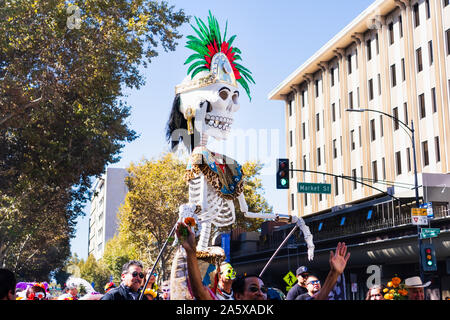 Oktober 20, 2019 San Jose/CA/USA - die Teilnehmer am Tag der Toten (Dia de Los Muertos) Prozession in South San Francisco Bay Stockfoto