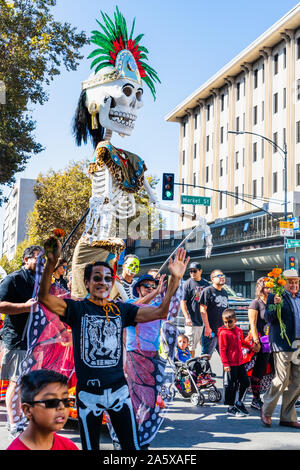 Oktober 20, 2019 San Jose/CA/USA - die Teilnehmer am Tag der Toten (Dia de Los Muertos) Prozession in South San Francisco Bay Stockfoto