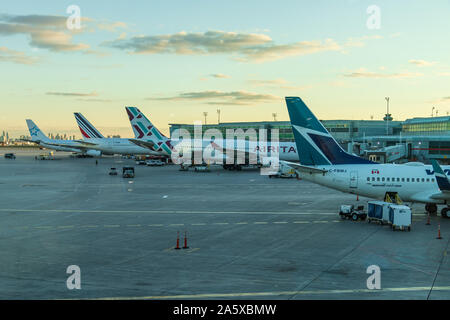 Vier Flugzeuge dockten an den Toren des internationalen Flughafens Toronto Pearson an. Flughafen, Terminal 1 bei einem wunderschönen Sonnenuntergang. Stockfoto