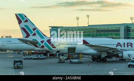 Air Italy, Airbus A330-2 (Ei-GFX) auf neuer Lackierung / Logo während der Parkposition an einem Gate in Toronto Pearson Intl. Flughafen: Stockfoto