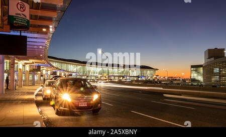 Rückgabebereich für Passagiere am internationalen Flughafen Toronto Pearson. Flughafen, Terminal 1 in einer schönen Dämmerung. Stockfoto