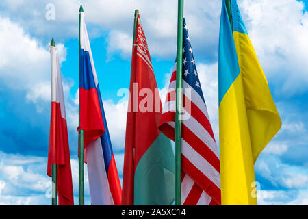 Ukraine, USA, Weißrussland, Russland und Polen Fahnen. Flaggen in einer Reihe auf dem bewölkten Himmel Hintergrund. Stockfoto