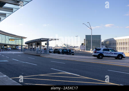 Terminal 1 am internationalen Flughafen Toronto Pearson. Flughafen an einem geschäftigen, sonnigen Nachmittag - mit einem Flugzeug, das im Hintergrund abfliegt und Polizeiauto im Median parkt Stockfoto