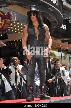 LOS ANGELES, Ca. Juli 10, 2012: Rock Guitarist Slash auf dem Hollywood Blvd, wo er mit einem Stern auf dem Hollywood Walk of Fame geehrt wurde. © 2012 Paul Smith/Featureflash Stockfoto