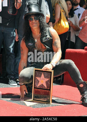 LOS ANGELES, Ca. Juli 10, 2012: Rock Guitarist Slash auf dem Hollywood Blvd, wo er mit einem Stern auf dem Hollywood Walk of Fame geehrt wurde. © 2012 Paul Smith/Featureflash Stockfoto