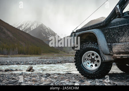 Big extreme Offroad bereit Auto Rad gegen Berge und den Fluss Stockfoto