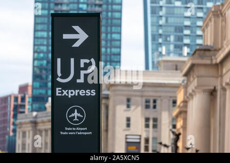 Union Pearson (UP) Express 'Train to Airport' Wegweiser vor Union Station Toronto. Stockfoto