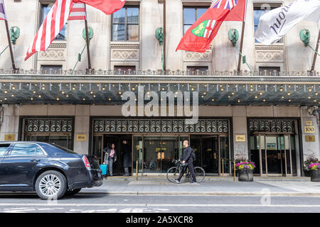 Fußgängereingang zum Fairmont Royal York Hotel in der Front St. gegenüber der Union Station Toronto. Stockfoto