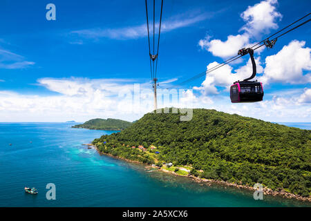 Seilbahn Sky Seilbahn in Phu Quoc Island ith blauer Himmel, klares Wasser im südlichen Vietnam Indochina Stockfoto