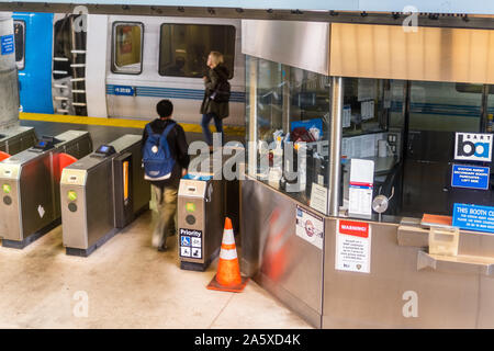 Okt 16, 2019 Millbrae/CA/USA - Menschen den Zugang und die Aufbringung einer BART-Zug; Bay Area Rapid Transit (BART) ist ein rapid transit Öffentliche Verkehrsmittel Stockfoto